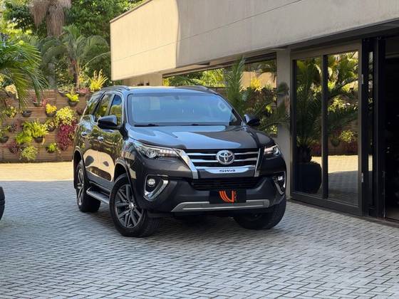 TOYOTA HILUX SW4 2.8 SRX 4X4 7 LUGARES 16V TURBO INTERCOOLER DIESEL 4P AUTOMÁTICO TOYOTA HILUX SW4 2.8 SRX 4X4 7 LUGARES 16V TURBO INTERCOOLER DIESEL 4P AUTOMÁTICO